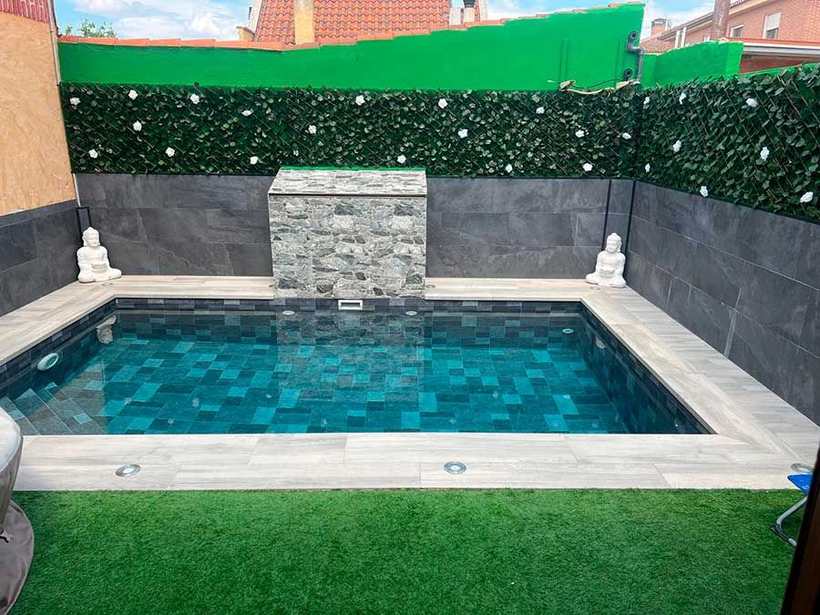 Piscina privada de obra en patio ajardinado