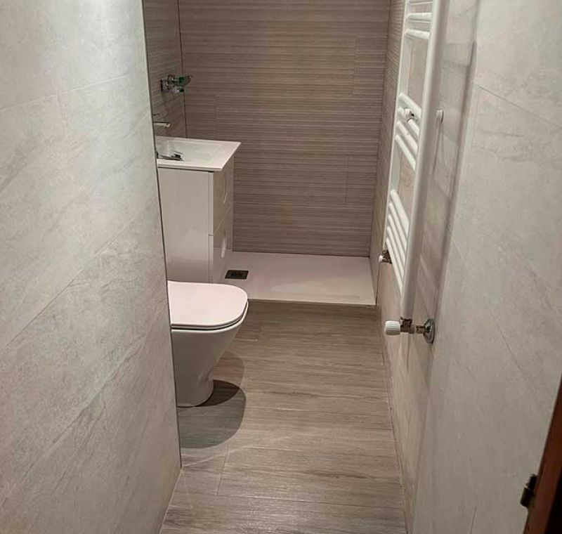 Diseño de baño con baldosas blancas