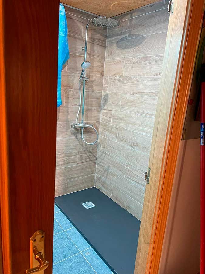Plato para ducha de obra con detalles en piedra