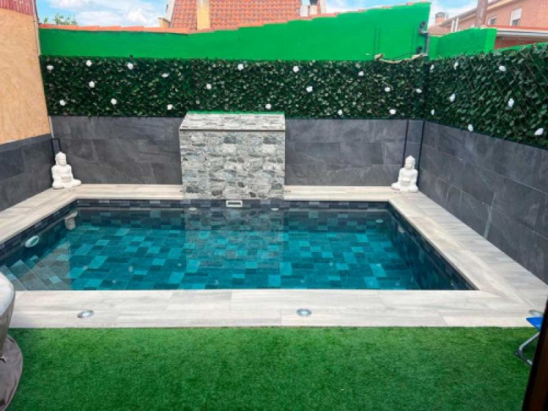 Piscina privada de obra en patio ajardinado