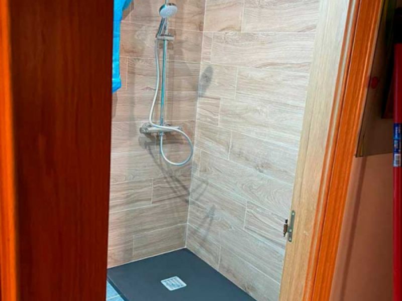 Plato para ducha de obra con detalles en piedra