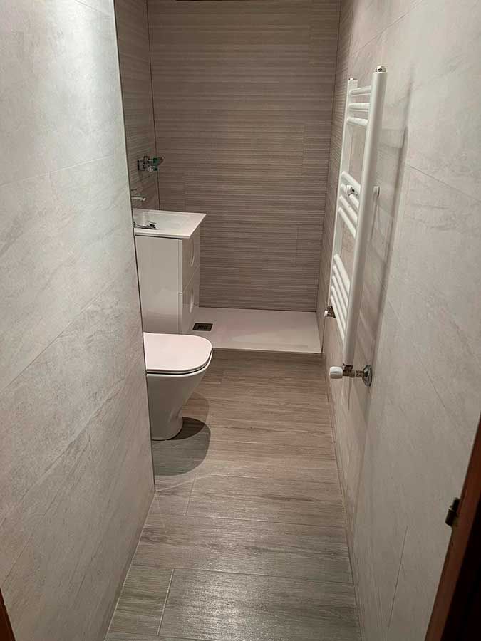 Diseño de baño con baldosas blancas